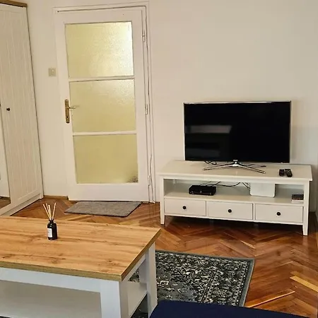 Appartamento Pecsi Belvarosi Lakas A Vasutallomas Kozeleben *