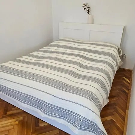 Appartamento Pecsi Belvarosi Lakas A Vasutallomas Kozeleben