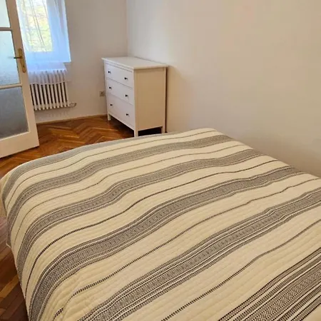 Pecsi Belvarosi Lakas A Vasutallomas Kozeleben *
